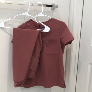 Zamora joggers and 1 pocket top. Mauve color.